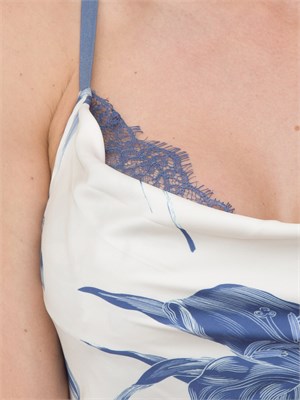 Abito lungo Guess Jeans in raso stretch con stampa floreale blu e scollo con pizzo in DONNA