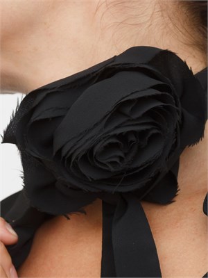 Camicia Marella in crepe de Chine di misto seta nera con cintura fiore in DONNA