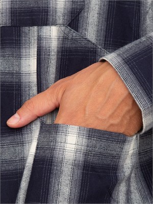 Camicia Armani Exchange regular fit in cotone spazzolato con fantasia check blu in UOMO