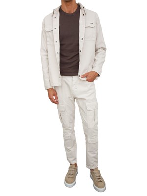 Maglia Antony Morato slim fit in misto viscosa verde con patch logata in UOMO