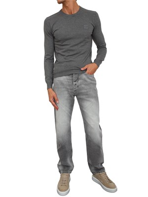 Maglia Antony Morato slim fit in misto viscosa grigio con patch logata in UOMO