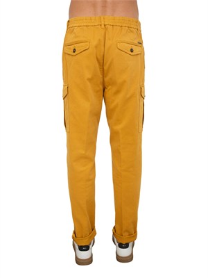 Pantalone Peserico uomo in gabardina di cotone senape in UOMO