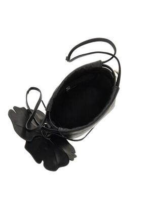 Borsetta Pinko in pelle nera maxi fiore in DONNA