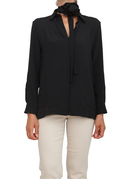 camicia marella in crepe de chine di misto seta nera con cintura fiore cabiria