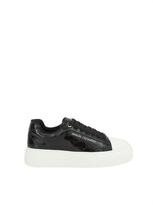 ARMANI EXCHANGE Sneakers donna Emporio Armani in ecopelle nera lucida effetto coccodrillo in DONNA