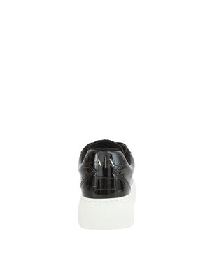 ARMANI EXCHANGE Sneakers donna Emporio Armani in ecopelle nera lucida effetto coccodrillo in DONNA