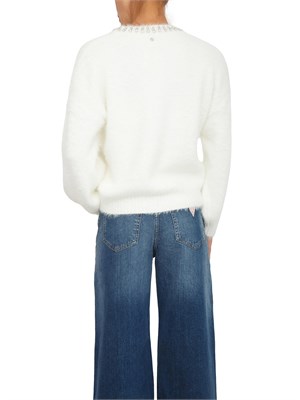 Maglia Guess Jeans donna in fuzzy bianco con gioiello collo in DONNA