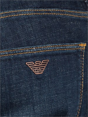 Jeans uomo Emporio Armani in cotone blu scuro e sabbiature in UOMO