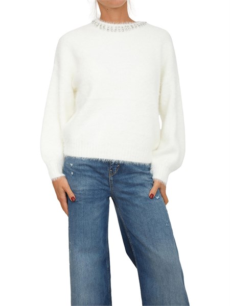 maglia guess jeans donna in fuzzy bianco con gioiello collo w5br58z3bh0